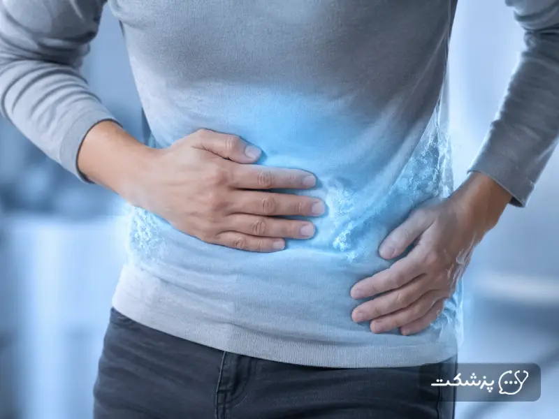 مرد جوان با احساس سرما در شکم
