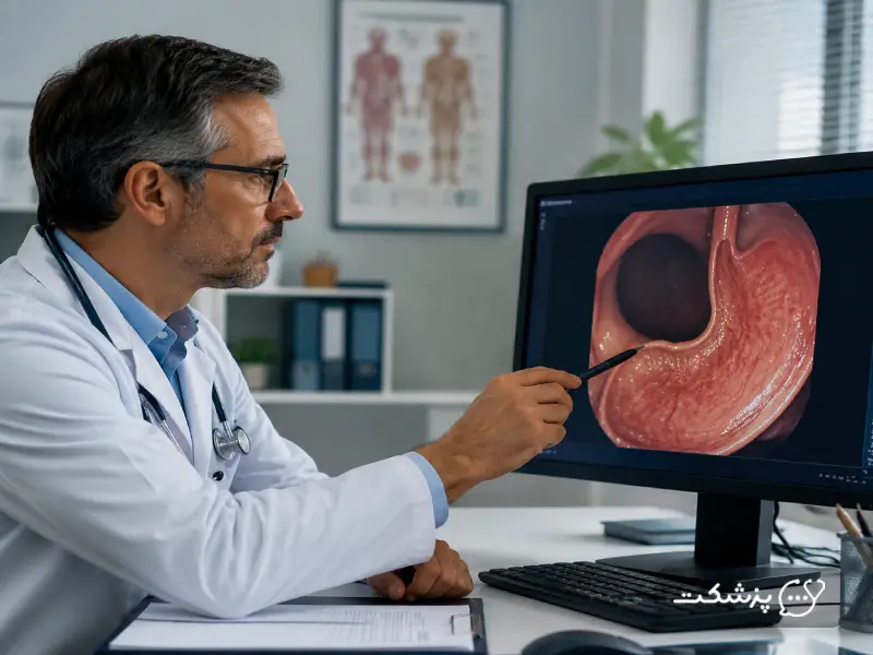 پزشک متخصص در حال مشاهده عکس معده