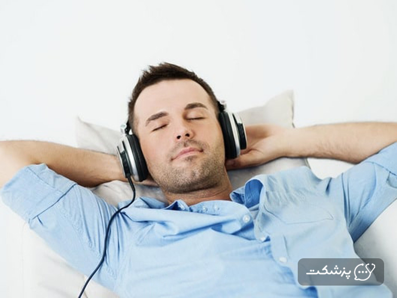 مرد جوان در حال گوش دادن به موسیقی