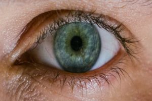 تنگ شدن مردمک چشم نشانه چیست؟ | پزشکت