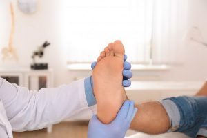 سیاه شدن ناخن پا، علل و راهکارهای درمانی | پزشکت
