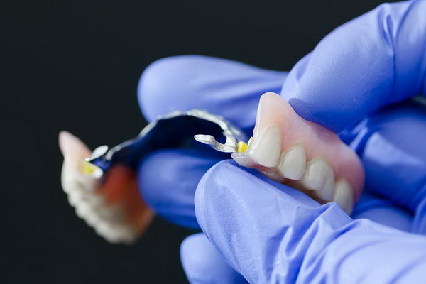 درد دندان مصنوعی و 8 راهکار درمانی آن | پزشکت