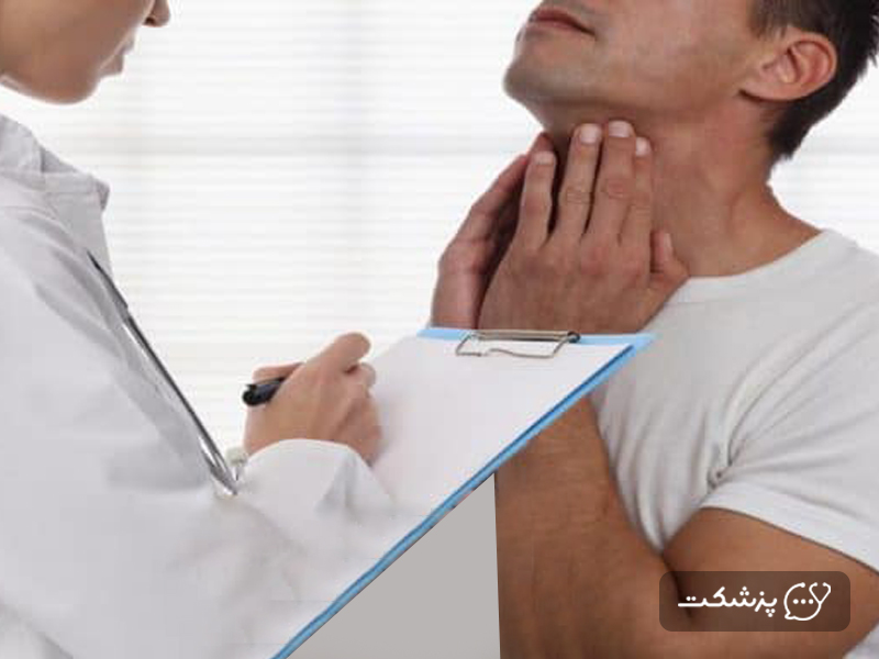 معاینه توده زیر چانه توسط پزشک