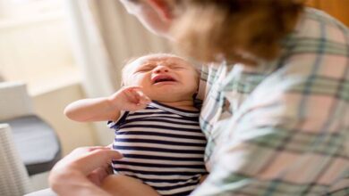 چرا نوزاد من در هنگام شیر خوردن گریه می کند؟ 20 علت را بشناسید. || پزشکت