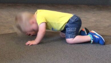 چرا کودک من سرش را به زمین می کوبد؟ || پزشکت