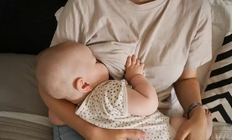 گریه نوزاد هنگام شیر خوردن | پزشکت