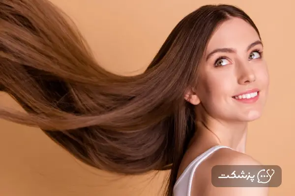 زن جوان با موهای بلند