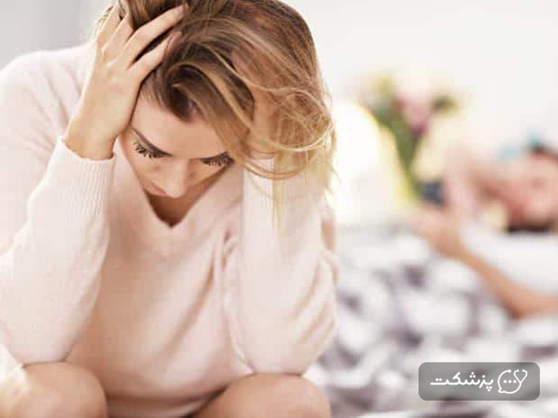 زن جوان و نگران به دلیل عفونت قارچی