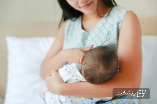 مادرر در حال شیر دادن به نوزاد