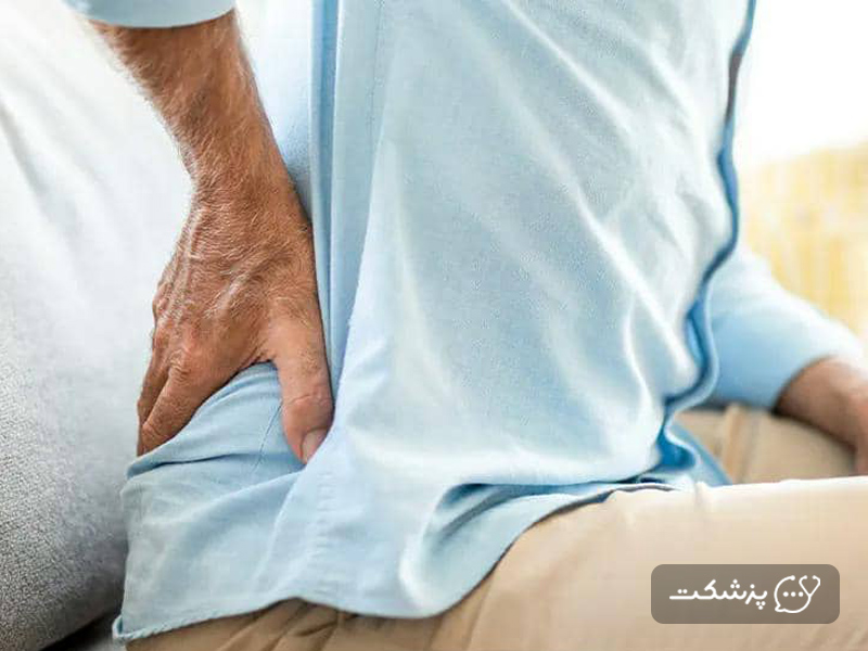 مرد جوان با درد در قسمت پایین کمر