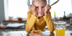 با غذاهای فرآوری شده به مغز کودکان آسیب می‌زنید!