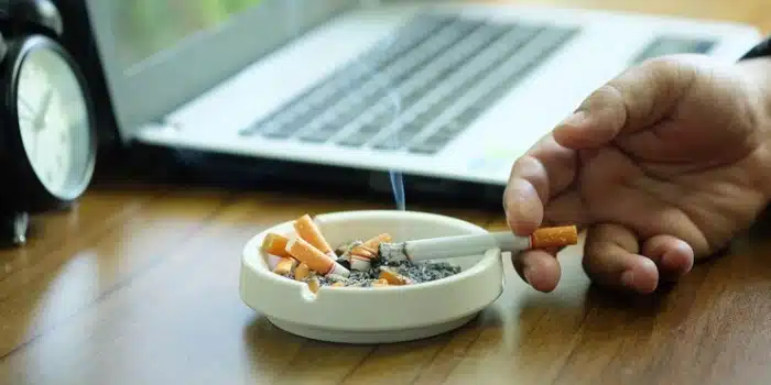 اثرات منفی نشستن زیاد با عوارض سیگار کشیدن برابره!