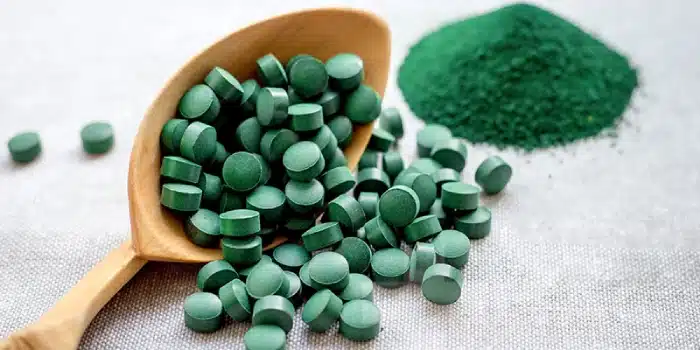 اسپیرولینا، قرص پرطرفدار این روزها، واقعاً به لاغری کمک میکند؟ در لاوان بیوتی بخوانید حقیقت اثر چربیسوزی اسپیرولینا چیست و چطور باید مصرف شود.