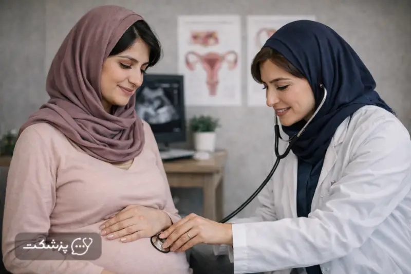متخصص زنان و زایمان در حال معاینه مادر باردار
