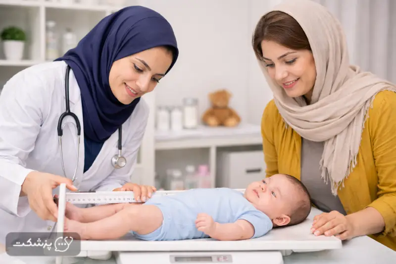 پزشک در حال بررسی وضعیت عمومی نوزاد و اندازه‌گیری قد و وزن
