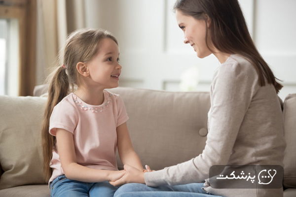 مادر در حال تربیت صحیح فرزند