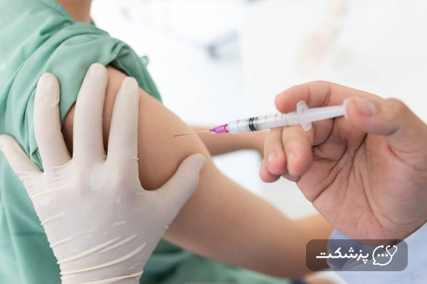 پزشک در حال تزریق آمپول عضلانی