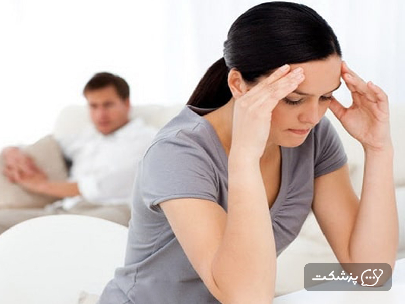 زن و مرد جوان نگران درباره رابطه جنسی