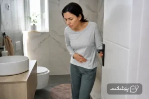 زن جوان با احساس درد شکمی