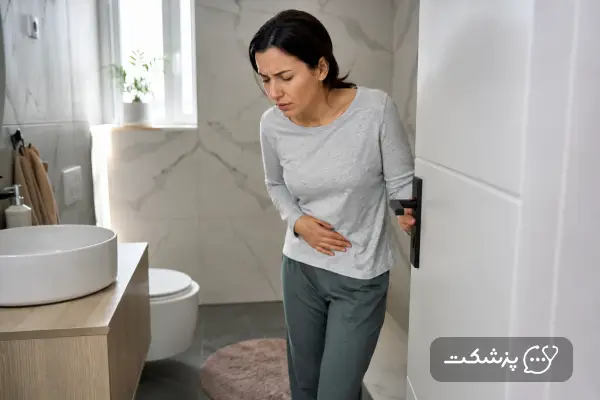 زن جوان با احساس درد شکمی
