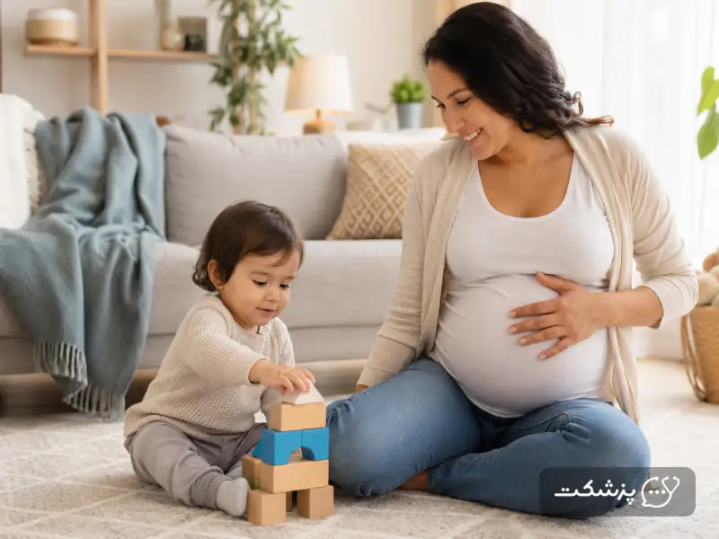 مادر باردار و کودکش در حال بازی