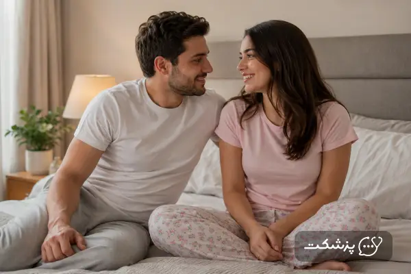 زن و مرد جوان نشسته روی تخت