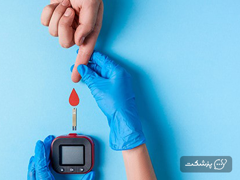 گرفتن تست قند خون از مریض توسط پزشک