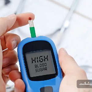 فردی در حال گرفتن تست قند خون با استفاده دستگاه